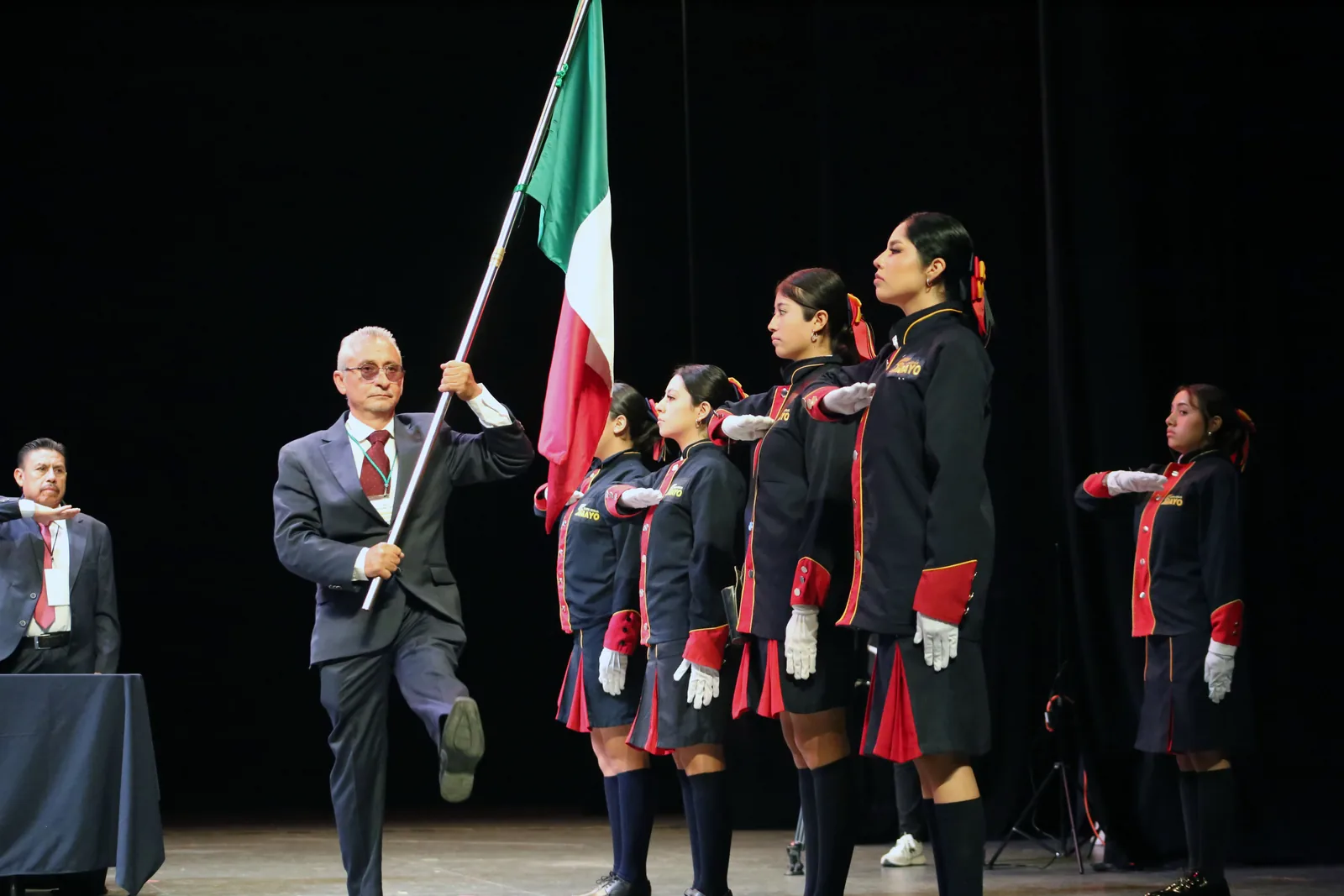 Escolta del Centro Escolar 5 de Mayo portando la bandera nacional durante una ceremonia institucional
