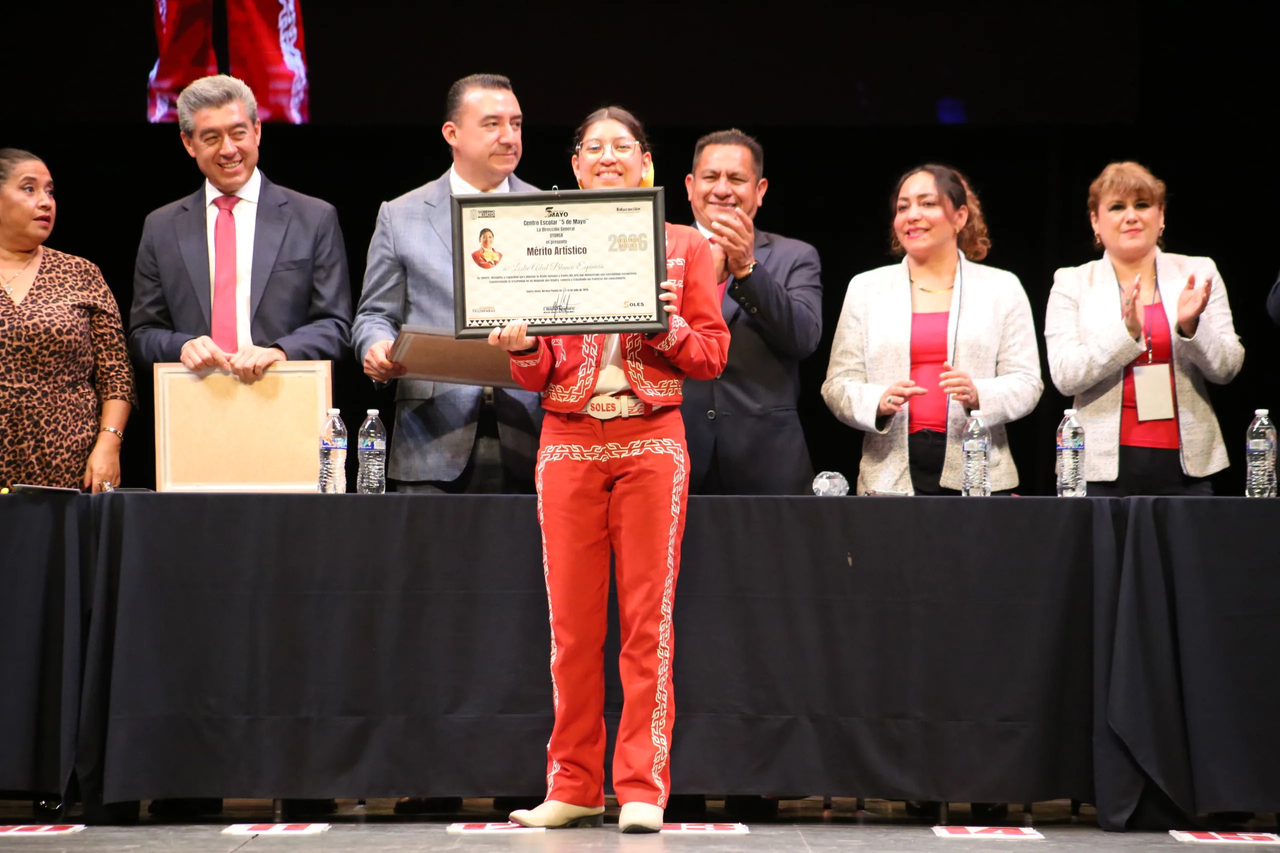 Entrega de reconocimiento por Mérito Artístico a una alumna del Centro Escolar 5 de Mayo