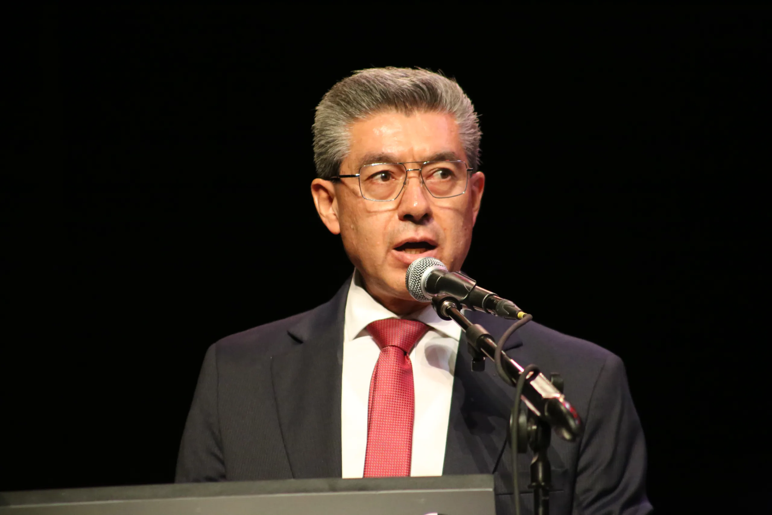 Directivo del Centro Escolar 5 de Mayo en podio durante una ceremonia