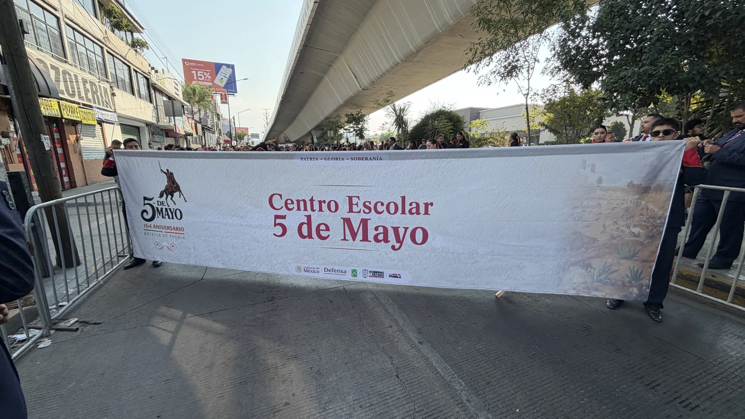 Manta del Centro Escolar 5 de Mayo en el desfile del 164 aniversario de la Batalla de Puebla